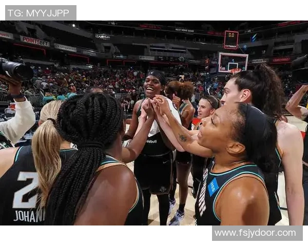 纽约自由人与水银的激烈对决展现女篮魅力与实力的巅峰较量 纽约自由人与水银的激烈对决展现女篮魅力与实力的巅峰较量